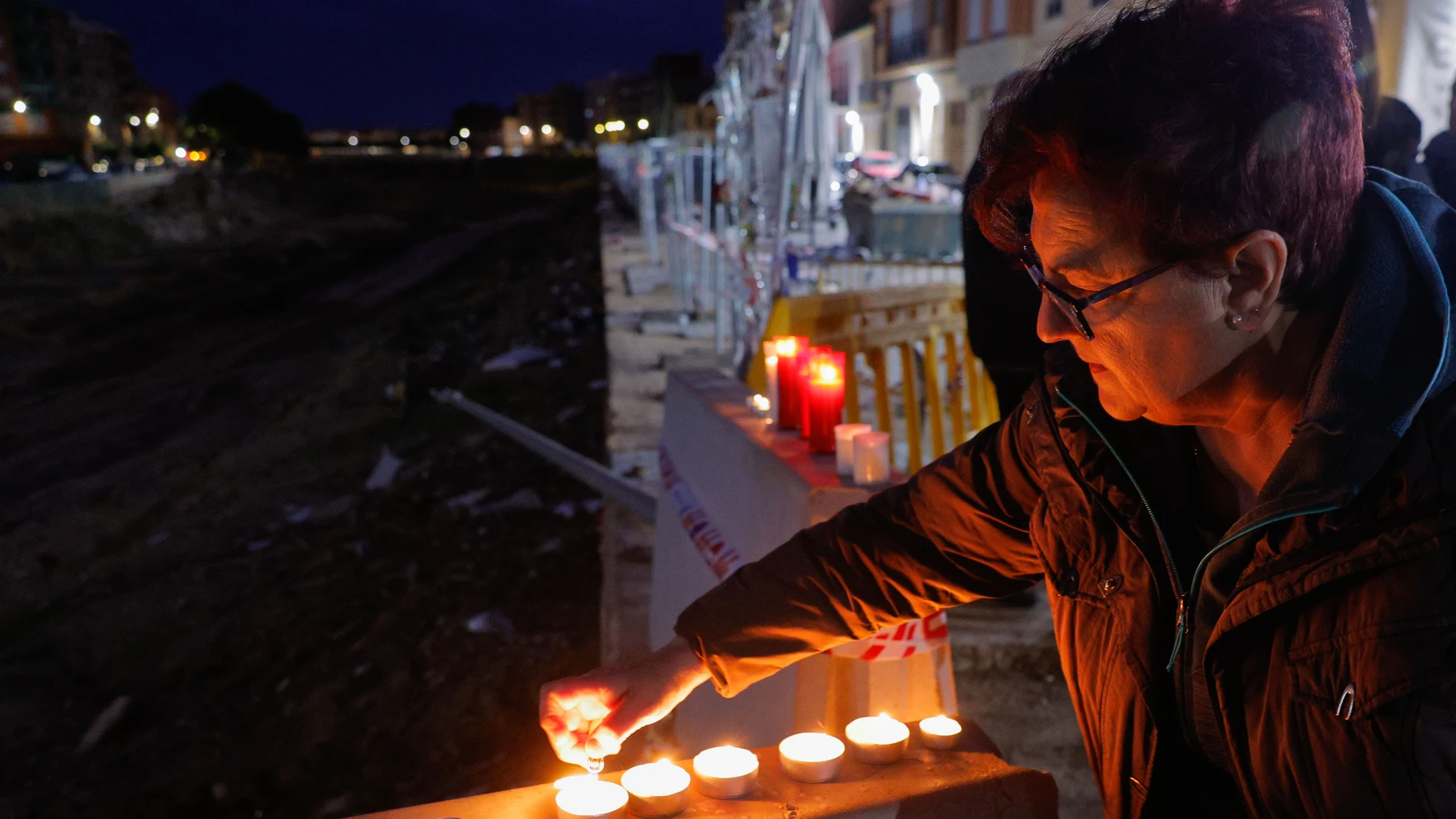 Vecinos de Paiporta encienden velas cerca del Barranco del Poyo este miércoles, cuando se cumplen tres meses de la dana