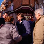 Almeida, ayer, saluda a vecinos de Villa de Vallecas, donde presentó el Plan Regenera