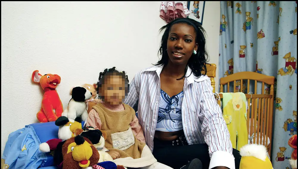 Denia Apolinar y su hija Naomi en 2002