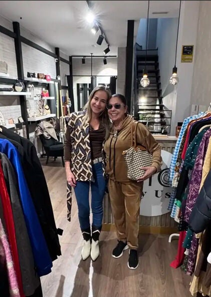 Isabel Pantoja junto a la responsable de la tienda