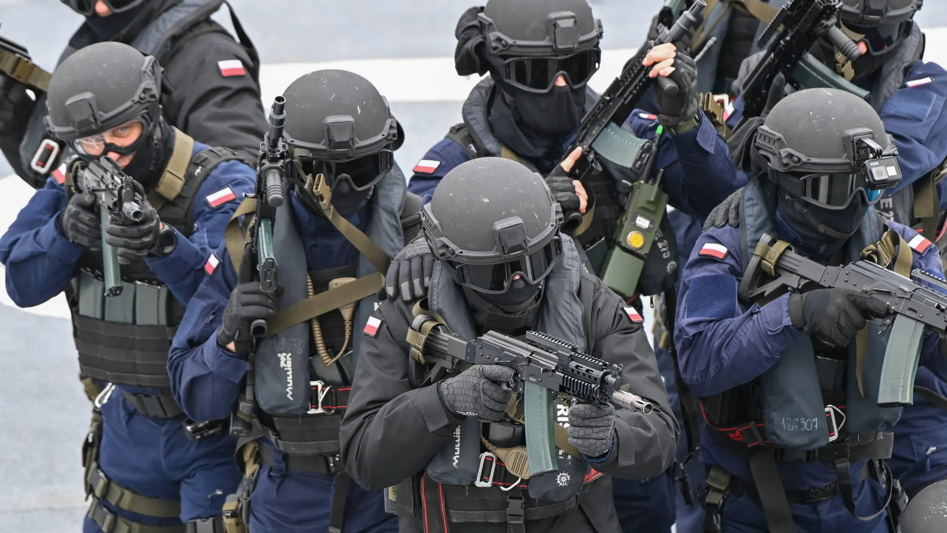 Gdynia (Poland), 03/02/2025.- A boarding group from ORP Gen. T. Kosciuszko during the exercise of operations conducted by the Navy within the framework of the 'Gulf' operation in Gdynia, Poland, 03 February 2025. The main purpose of the maneuvers is to improve procedures and cooperation in the protection of maritime critical infrastructure. (Polonia) EFE/EPA/ANDRZEJ JACKOWSKI POLAND OUT