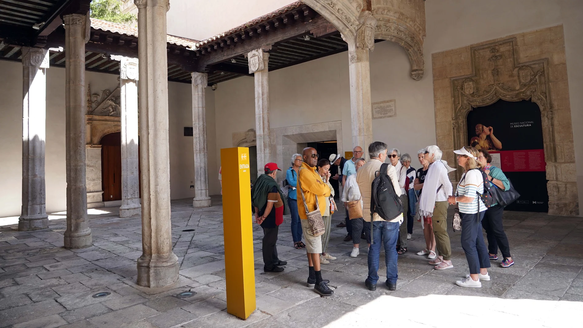 Turistas extranjeros visitan el Museo de Escultura de Valladolid