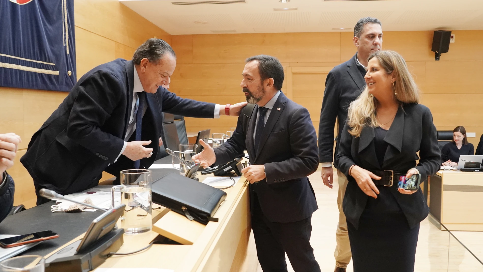 Amilivia saluda en las Cortes a los exprocuradores de Vox Javier Teira y Ana Isabel Hernando