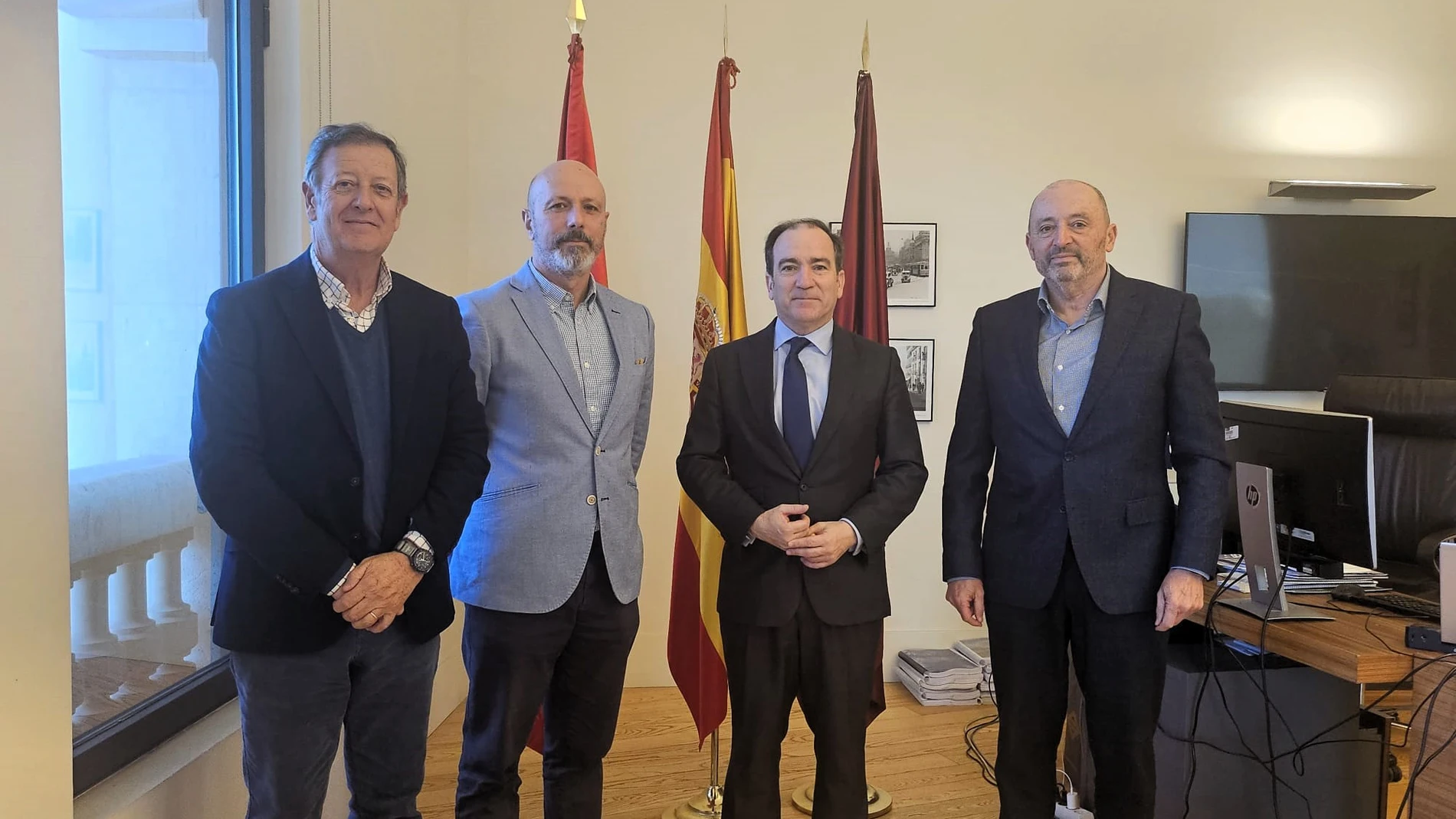 El concejal de Movilidad de Madrid, Borja Carabante, recibió a una delegación de FEVA formada por el Presidente, Raúl Aranda, Gabriel Lirola (Comisión Legal) y Francisco Marcos (Director Técnico)