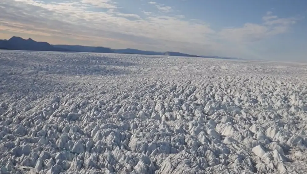 La capa de hielo de Groenlandia se está agrietando más rápido