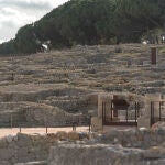 El legado de los romanos en España, así como de otros pueblos que estuvieron asentados en la Península Ibérica, puede apreciarse gracias a los restos arqueológicos encontrados en los pueblos y ciudades españoles