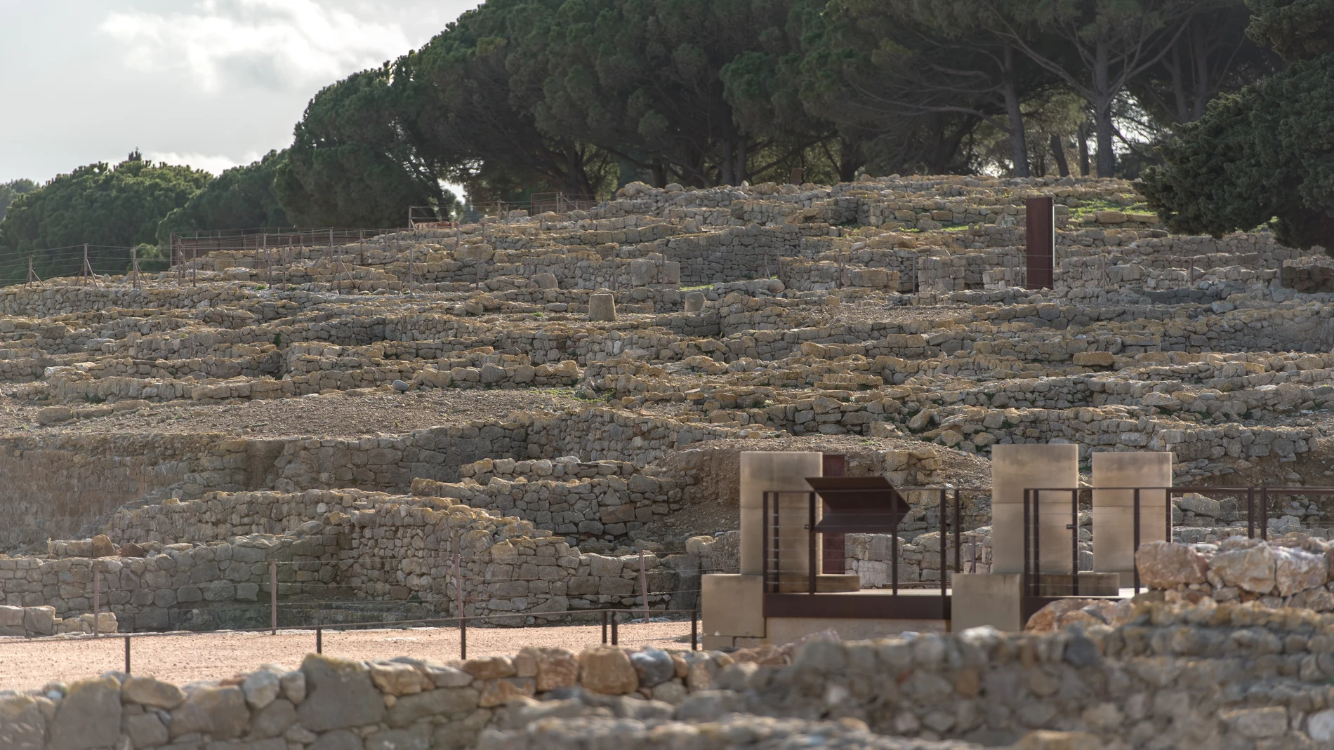 El legado de los romanos en España, así como de otros pueblos que estuvieron asentados en la Península Ibérica, puede apreciarse gracias a los restos arqueológicos encontrados en los pueblos y ciudades españoles