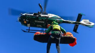 Miembros del Greim de la Guardia Civil durante un rescate en la monta&ntilde;a