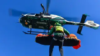 Miembros del Greim de la Guardia Civil durante un rescate en la montaña Miembros del Greim de la Guardia Civil durante un rescate en la montaña