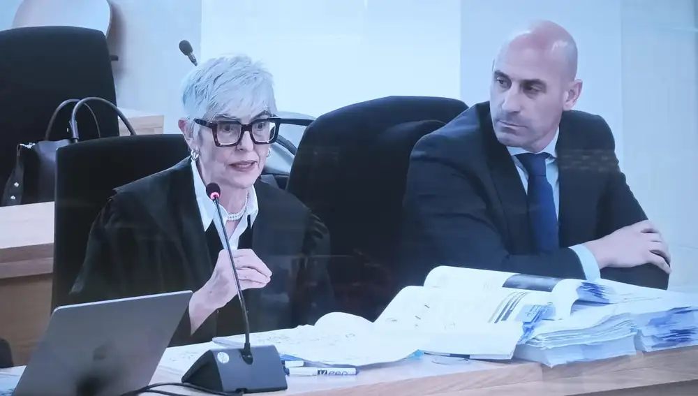 Luis Rubiales, junto a su abogada Olga Tubau, en el juicio por el beso a Jenni Hermoso