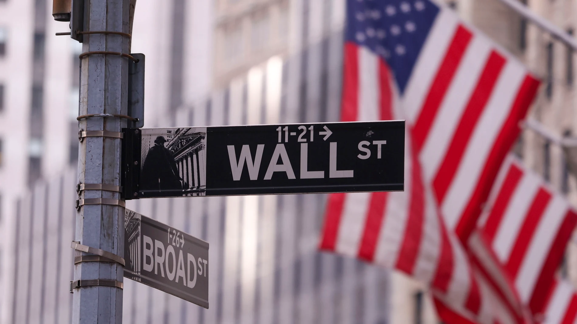 New York (United States), 03/02/2025.- A sign marks Wall Street near the New York Stock Exchange in New York, New York, USA, 03 February 2025. Filling up to a campaign promise, President Trump signed an executive order issuing tariffs on goods coming into the U.S. from Canada, Mexico and China. The U.S. is planned to start collecting tariffs from Canada on 04 February 2025. (Nueva York) EFE/EPA/SARAH YENESEL