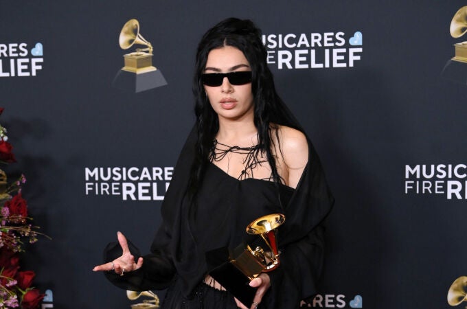 Charli XCX en los Grammy de 2025