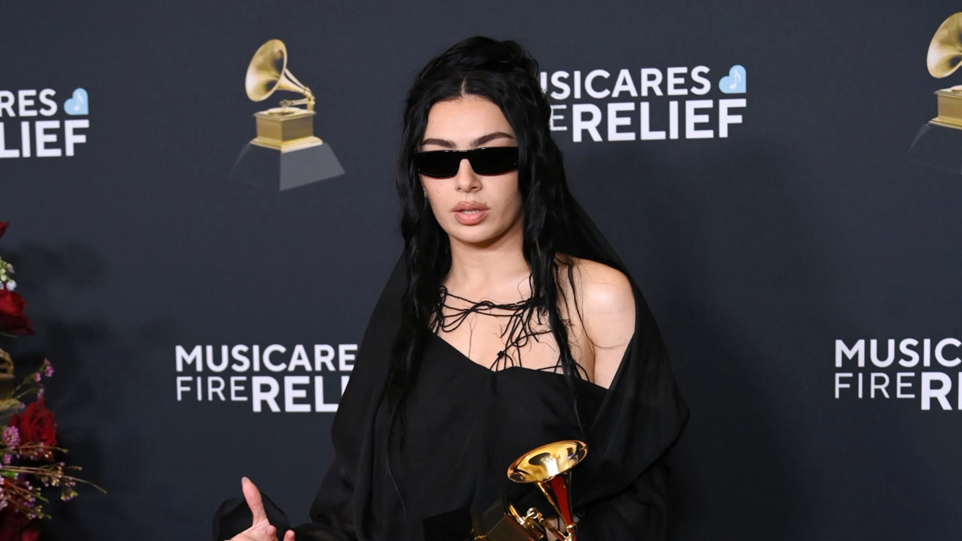 Charli XCX en los Grammy de 2025