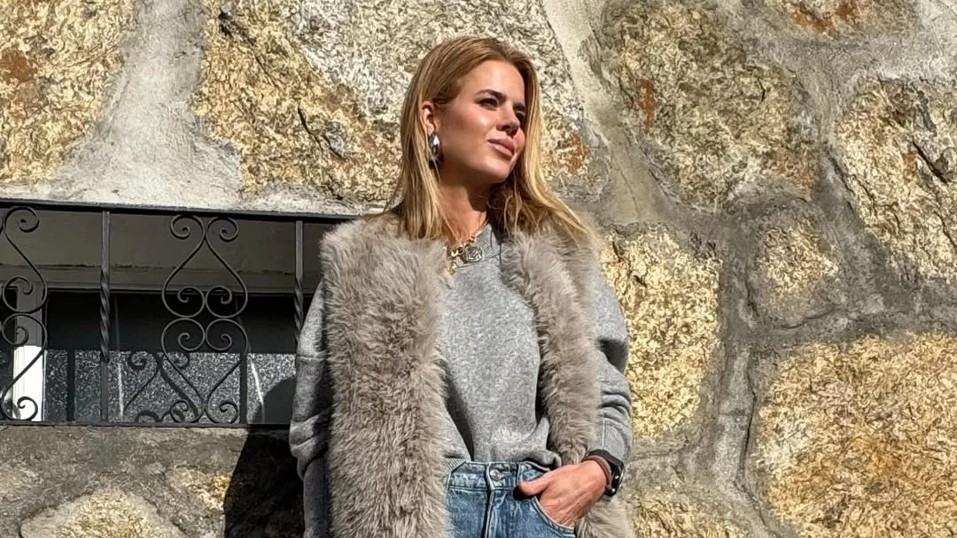 Amelia Bono con look abrigado.