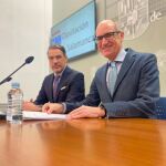 Javier Iglesias acompañado del diputado de Patrimonio Documental, Ángel Peralvo