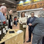 La consejera junto a Rafael Sáez y bodegueros