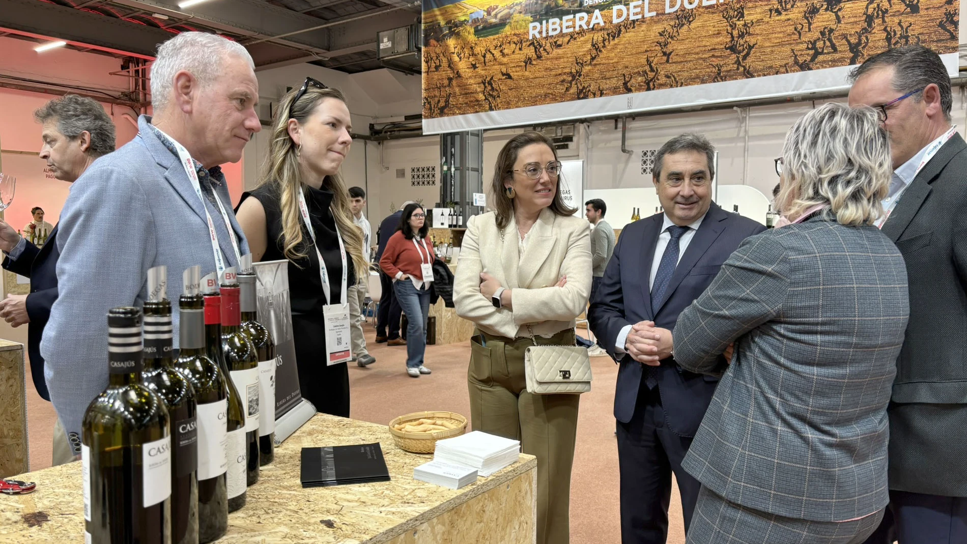 La consejera junto a Rafael Sáez y bodegueros