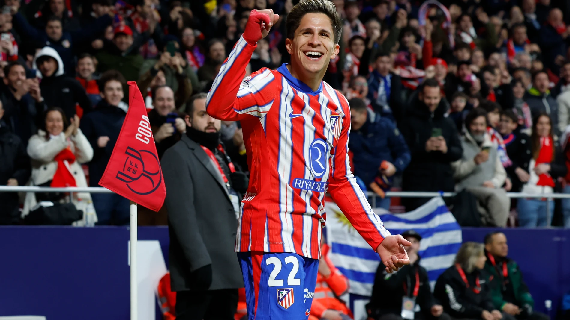 MADRID, 04/02/2025.- El delantero argentino del Atlético de Madrid, Giulano Simeone, celebra el primer gol del equipo rojiblanco durante el partido de cuartos de final de la Copa del Rey de fútbol que Atlético de Madrid y Getafe CF disputan este martes en el estadio Metropolitano. EFE/Kiko Huesca