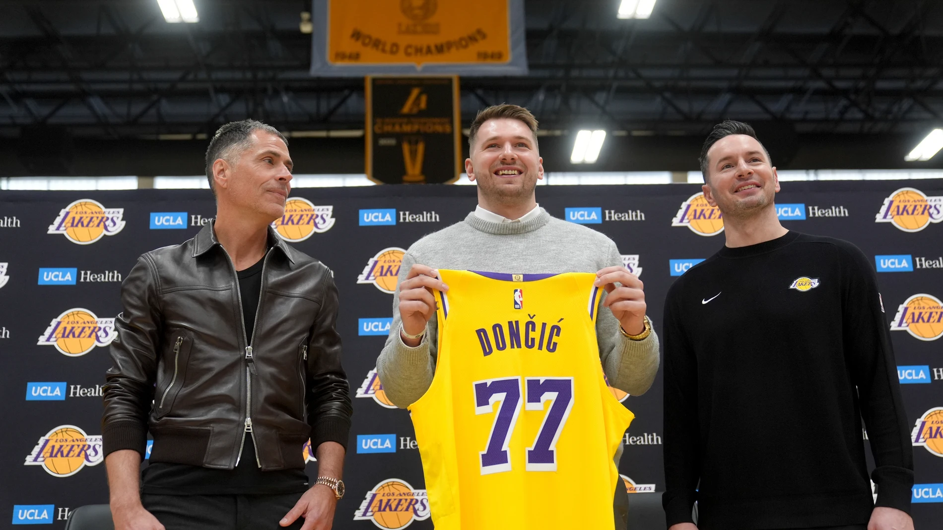 From left to right, Los Angeles Lakers general manager Rob Pelinka, Luka Doncic, and head coach JJ Redick pose for photos during an introductory NBA basketball press conference Tuesday, Feb. 4, 2025, in El Segundo, Calif. (AP Photo/Jae C. Hong)