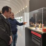 Una de las vitrinas de la exposición de la historia de la música hecha con figuras de plastilina