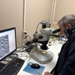 El consejero Sanz Merino durante su visita por el Centro Regional de Control de Calidad