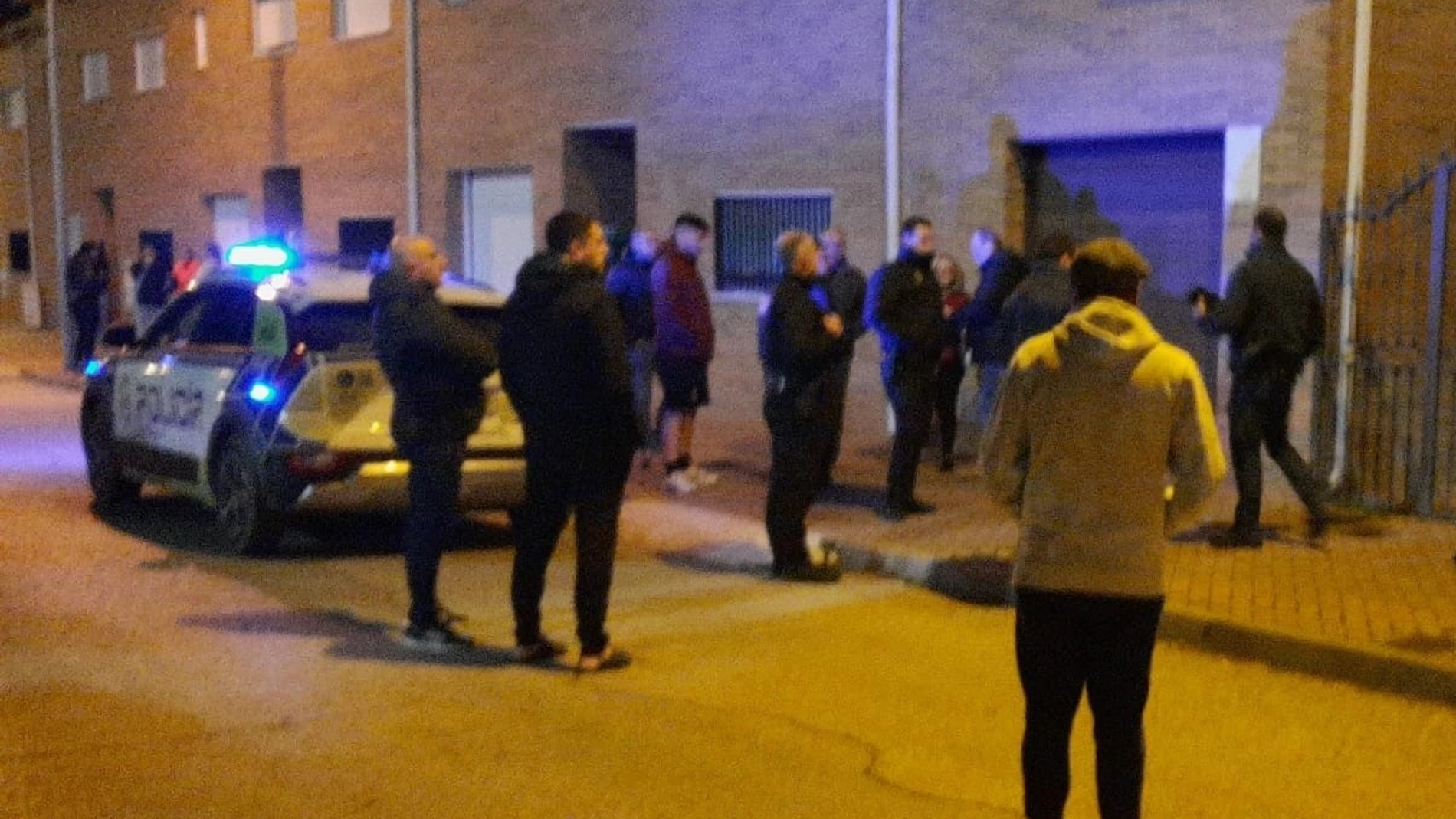 Policía Local y vecinos en el lugar donde se produjo la detención REMITIDA / HANDOUT por AYUNTAMIENTO DE BAILÉN Fotografía remitida a medios de comunicación exclusivamente para ilustrar la noticia a la que hace referencia la imagen, y citando la procedencia de la imagen en la firma 04/02/2025