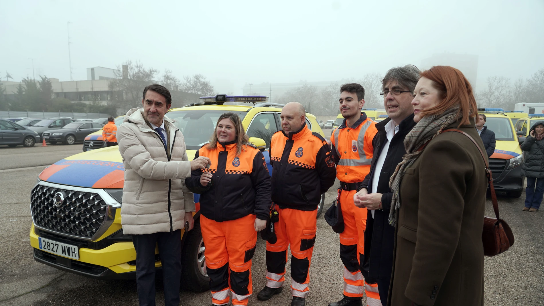 Suárez-Quiñones e Irene Cortés junto a varios voluntarios de Protección Civil tras hacer entrega de los nuevos vehículos