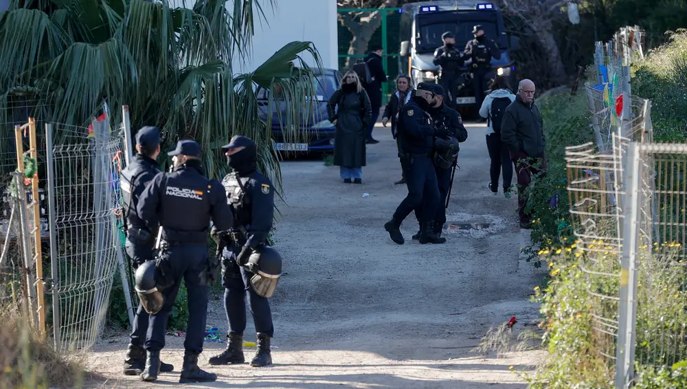 La Policía Nacional desaloja una alquería okupada en Benimaclet (Valencia)