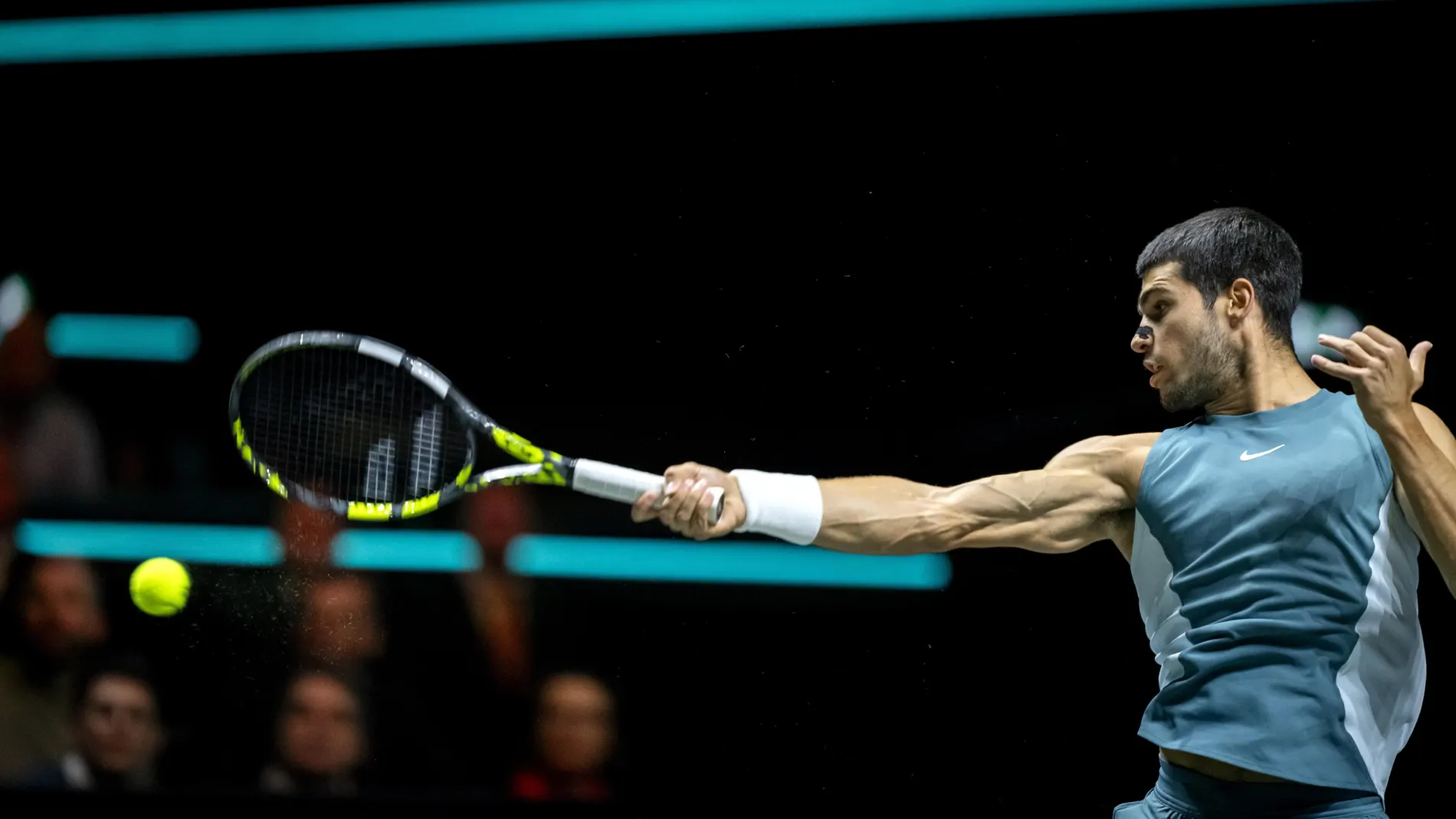 Rotterdam (Netherlands), 04/02/2025.- Carlos Alcaraz of Spain in action against Botic van de Zandschulp of the Netherlands on the second day of the Rotterdam Open tennis tournament in Rotterdam, Netherlands, 04 February 2025. (Tenis, Países Bajos; Holanda, España) EFE/EPA/Sander Koning