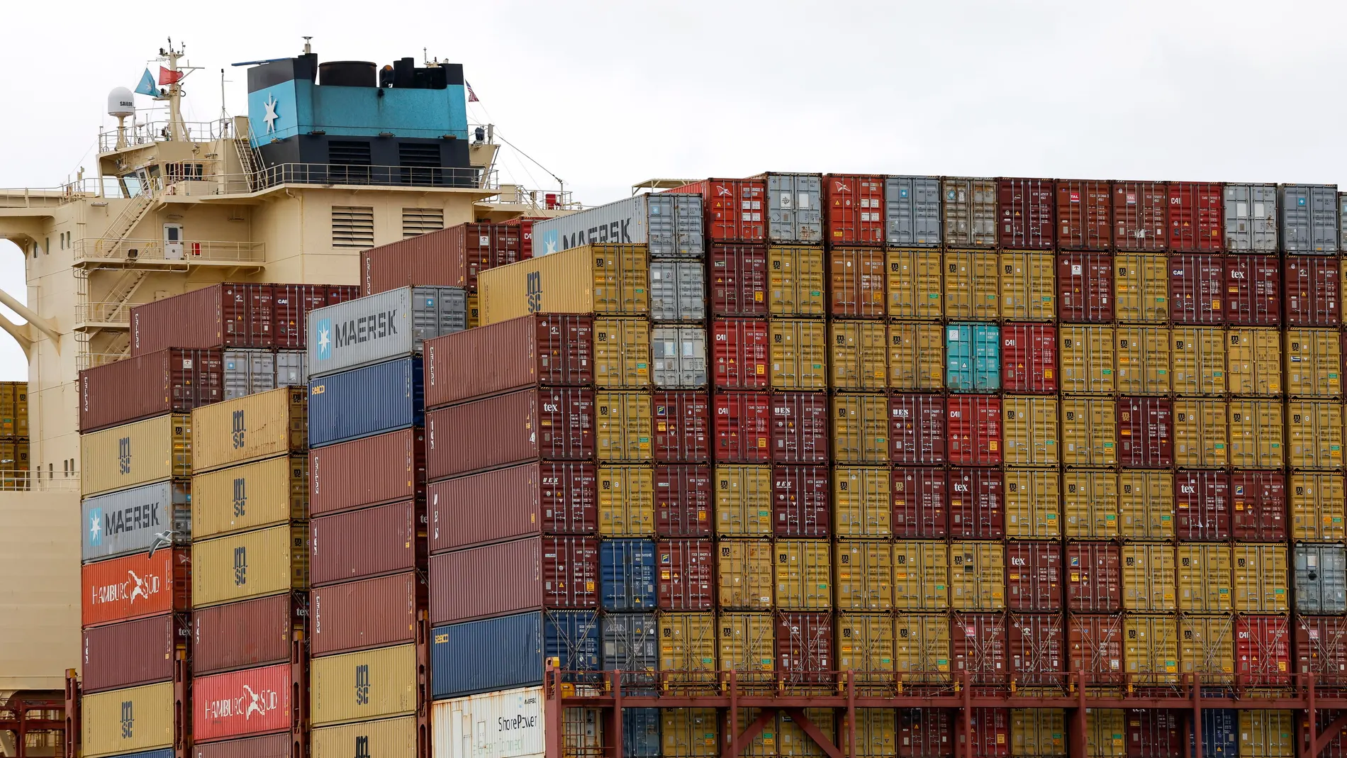 -FOTODELDIA- Oakland (Estados Unidos), 03/02/2025.- Una pila de containers esperan a ser transportados en el puerto e Oakland, California, Estados Unidos. El presidente de Estados Unidos, Donald Trump, ha retrasado un mes los aranceles del 25 % a las importaciones de sus principales socios comerciales, Canadá y México, tras obtener compromisos in extremis en materia fronteriza con el primer minsitro canadiense, Justin Trudeau, y la presidente mexicana, Claudia Sheinbau. EFE/ John G. Mabanglo