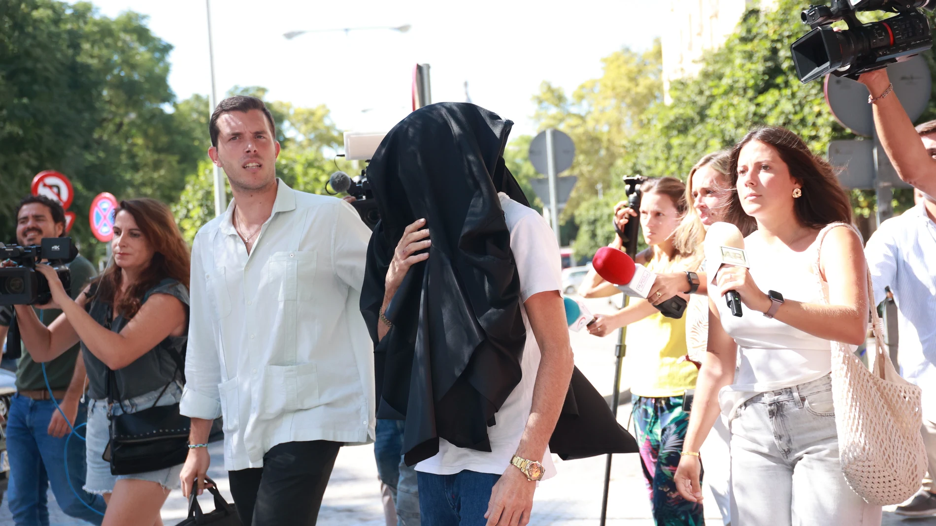El denunciado y supuesto agresor (c) que ha cambiado de sexo para tratar de eludir un juicio por violencia machista