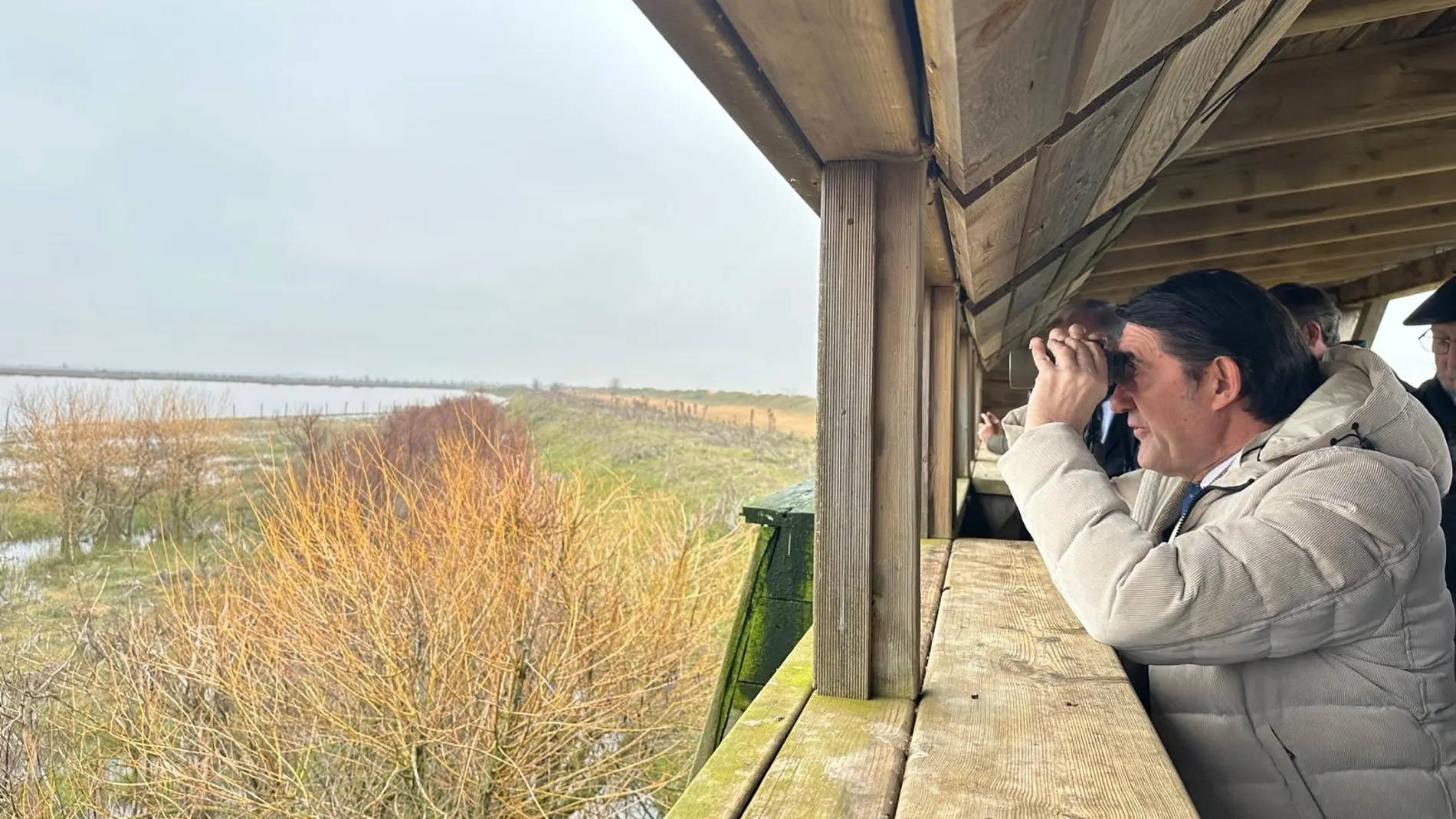 Suárez-Quiñones mira por unos prismáticos en la Laguna de La Nava
