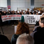 Concentración del personal del Complejo Hospitalario Universitario de A Coruña (CHUAC), en rechazo a la agresión sufrida por dos miembros del equipo de urgencias