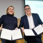 Isabel Blanco firma el protocolo con el director general de Acor, José Luis Domínguez