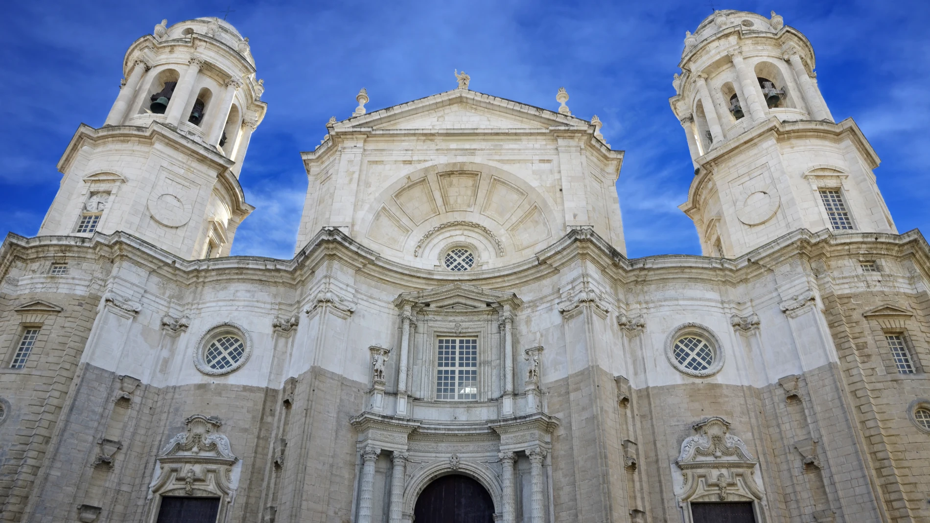 España cuenta con pueblos y ciudades con una gran historia, lo cual se refleja en su cultura, paisajes o edificios