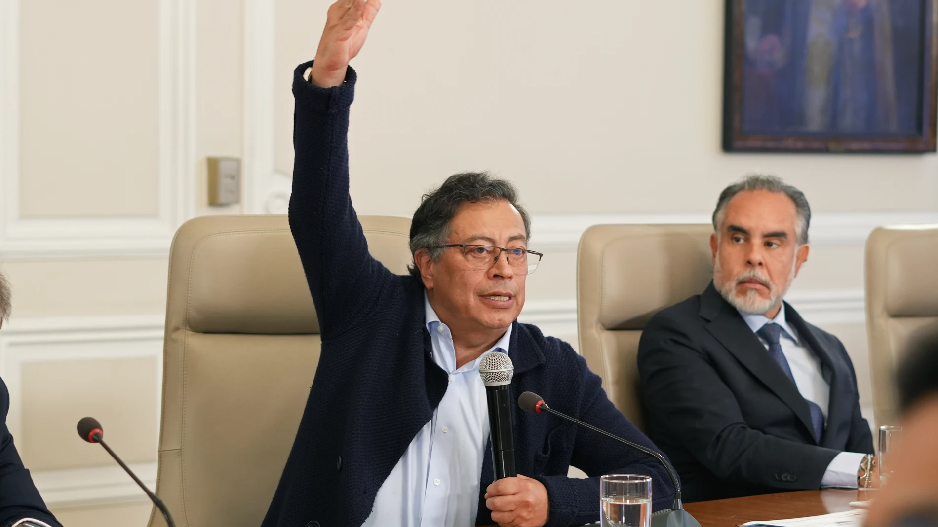 BOG700. BOGOTÁ. (COLOMBIA), 04/02/2025.- Fotografía cedida por la oficina de prensa de la Presidencia de Colombia del mandatario, Gustavo Petro (i), junto al nuevo jefe de despacho, Armando Benedetti, durante un consejo de ministros este martes en Casa de Nariño en Bogotá (Colombia). Petro afirmó que las autoridades de Venezuela están "desactivando campamentos" del ELN en ese país, algo que sucede en medio de las confrontaciones entre esa guerrilla y una disidencia de las FARC en la región fr...
