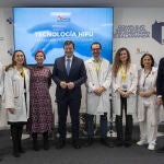 El presidente de Castilla y León, Alfonso Fernández Mañueco, presenta la tecnología HIFU, junto a la primera paciente Sonsoles de Nogal y el equipo del hospital salmantino