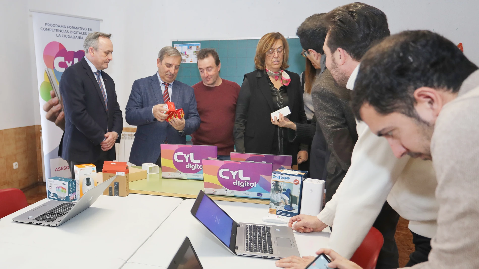 Sanz Merino y Ángeles Armisén visitan el aula móvil del Programa Cyl Digital en Santoyo (Palencia)