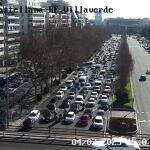 Atasco generado por un socavón en el Paseo de la Castellana