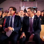 El ministro para la Transformación Digital, Óscar López y el presidente del Gobierno, Pedro Sánchez