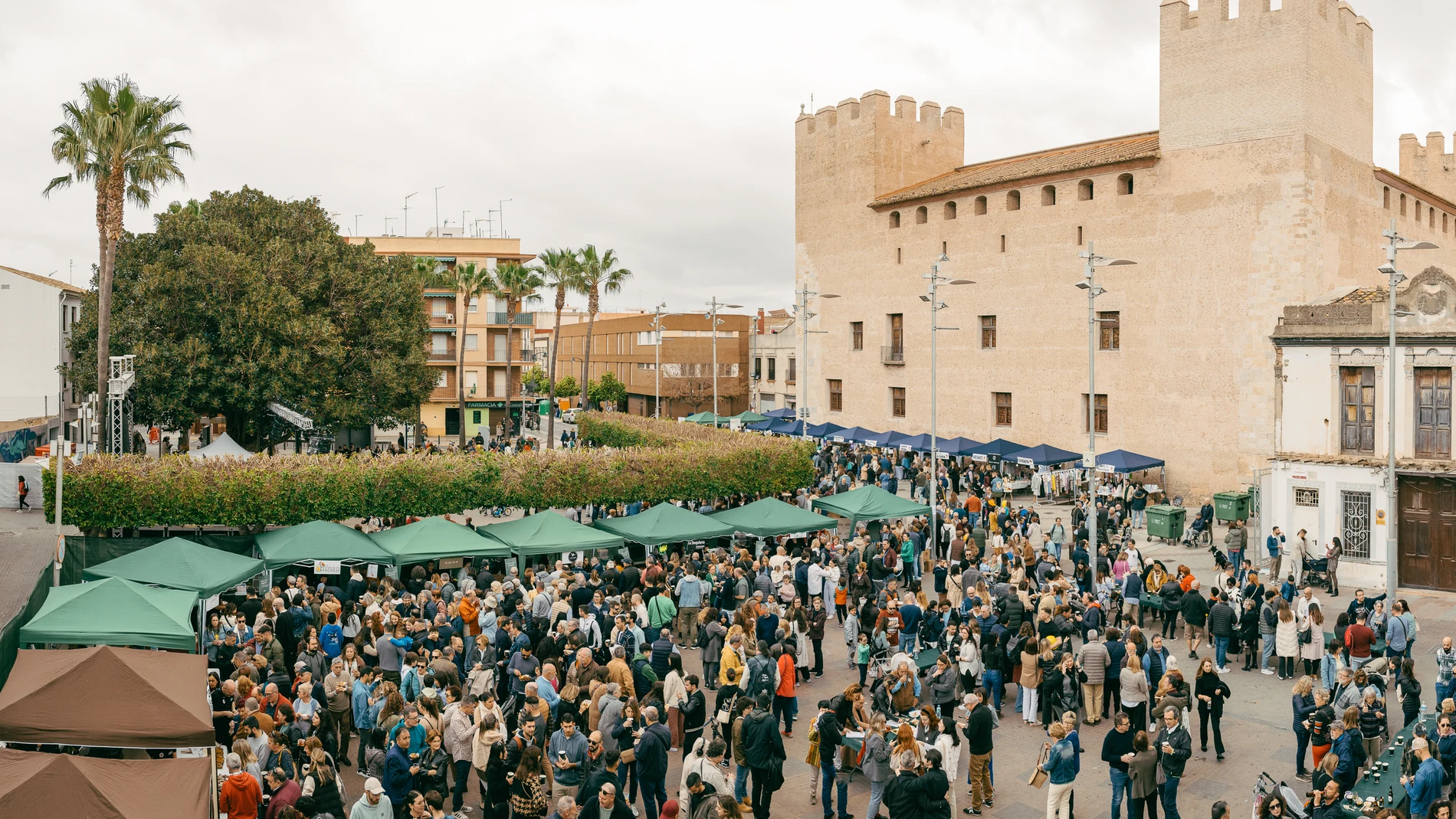 La plaza de la Constitución de Alaquàs, con el imponente castillo del siglo XVI