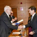 El presidente de Indra, Ángel Escribano, recogiendo el premio