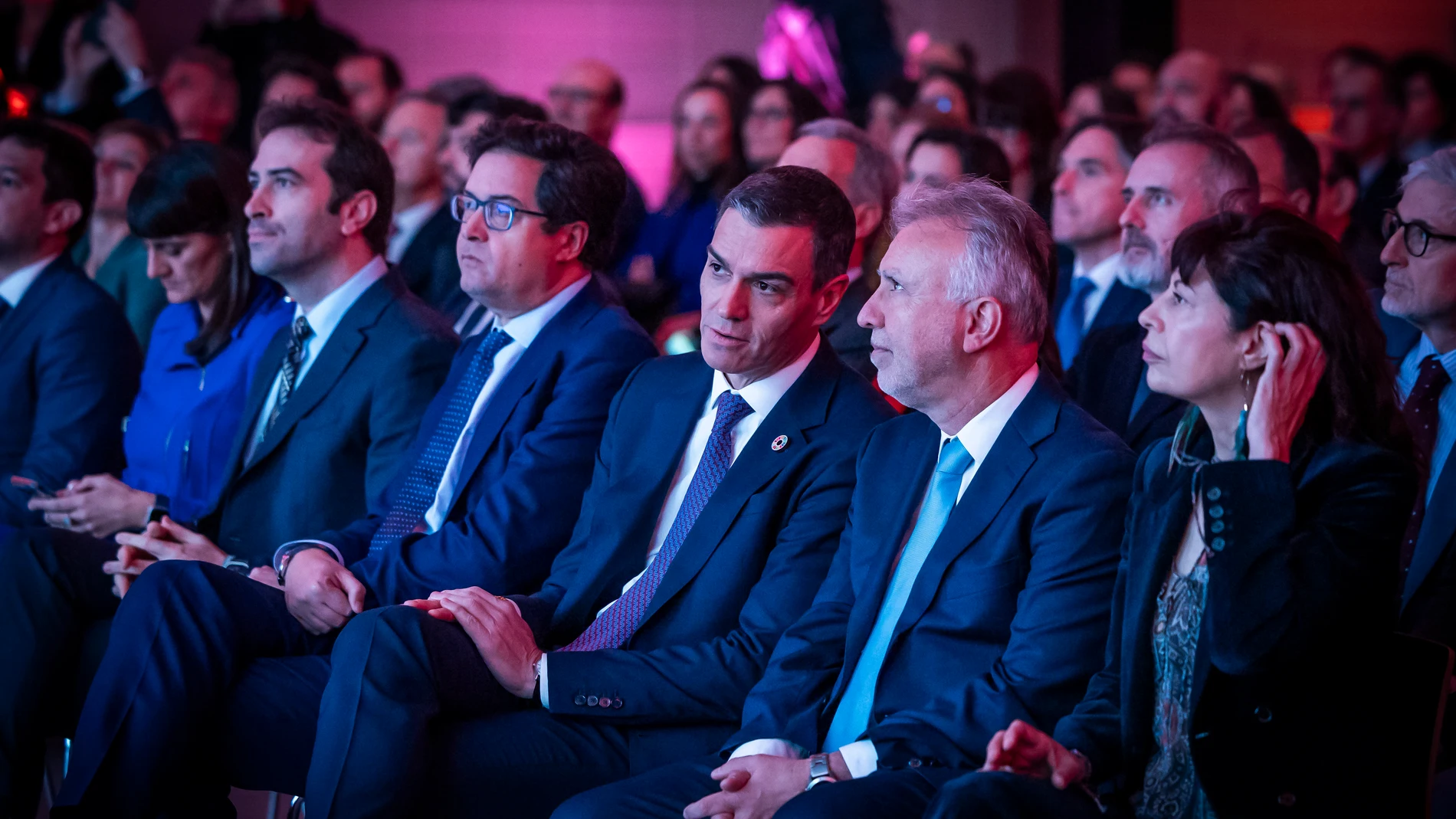 El ministro de Economía, Carlos Cuerpo; el ministro para la Transformación Digital, Óscar López; el presidente del Gobierno, Pedro Sánchez; el ministro de Memoria Democrática y Política Territorial, Ángel Víctor Torres y la ministra de Igualdad, Ana Redondo, durante la clausura del acto de presentación del Observatorio de Derechos Digitales, en el Auditorio Casa del Lector del Matadero de Madrid, a 5 de febrero de 2025, en Madrid (España). El Observatorio de Derechos Digitales es una iniciativa público-privada financiada con fondos europeos NextGeneration, nacido con el propósito de promover y defender los derechos de la ciudadanía en el entorno digital, así como la implementación de la Carta de Derechos Digitales de España.