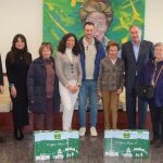 De izquierda a derecha: Paco Hevia, director Corporativo de Galletas Gullón; Nicole Leandro, Responsable Sistema Gestión Ética, Responsable y Excelente de Galletas Gullón; Lola Penedo, voluntaria de Cáritas en Aguilar; Lourdes Gullón, presidenta de Galletas Gullón; Óscar de la Fuente, párroco de Aguilar; María Teresa Rodríguez, presidenta de honor de Galletas Gullón; Juan Miguel Martínez Gabaldón, consejero delegado y director general de Galletas Gullón; y Conchi Fernández, voluntaria de Cáritas en Aguilar