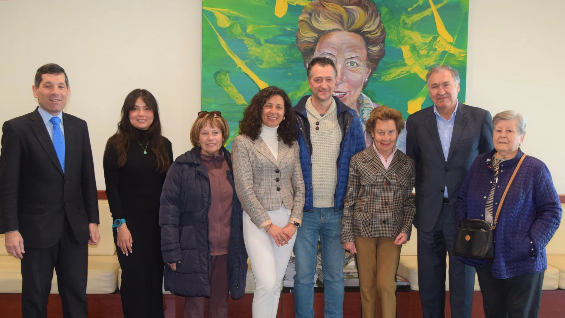 De izquierda a derecha: Paco Hevia, director Corporativo de Galletas Gullón; Nicole Leandro, Responsable Sistema Gestión Ética, Responsable y Excelente de Galletas Gullón; Lola Penedo, voluntaria de Cáritas en Aguilar; Lourdes Gullón, presidenta de Galletas Gullón; Óscar de la Fuente, párroco de Aguilar; María Teresa Rodríguez, presidenta de honor de Galletas Gullón; Juan Miguel Martínez Gabaldón, consejero delegado y director general de Galletas Gullón; y Conchi Fernández, voluntaria de Cáritas en Aguilar
