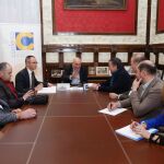 El alcalde de Valladolid, Jesús Julio Carnero, se reúne con los representantes de Conferco