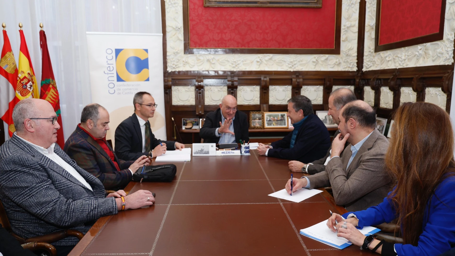 El alcalde de Valladolid, Jesús Julio Carnero, se reúne con los representantes de Conferco