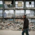 Un hombre camina entre los escombros de Ciudad de Gaza