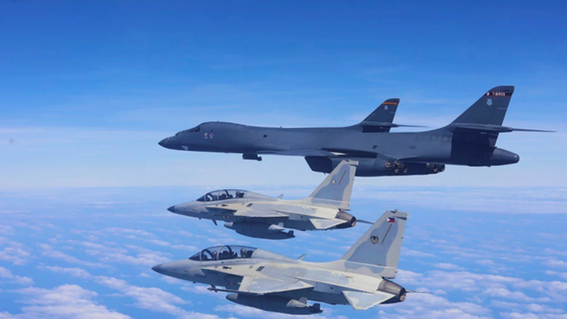 Bombarderos B-1 en unas maniobras en el Mar de China Meridional con la fuerza aérea filipina