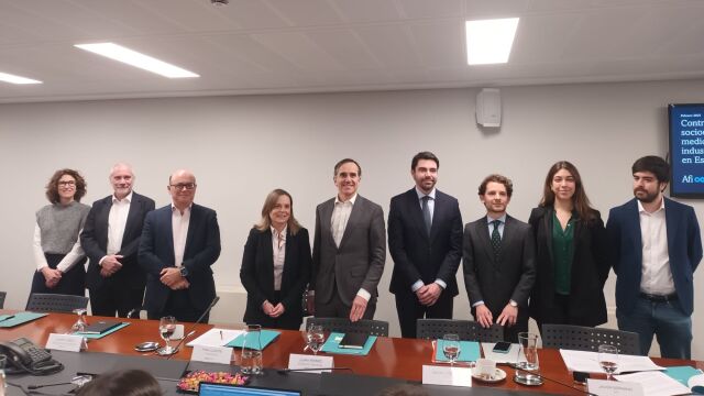 Personal de Farmaindustria y Afi durante la presentación del informe